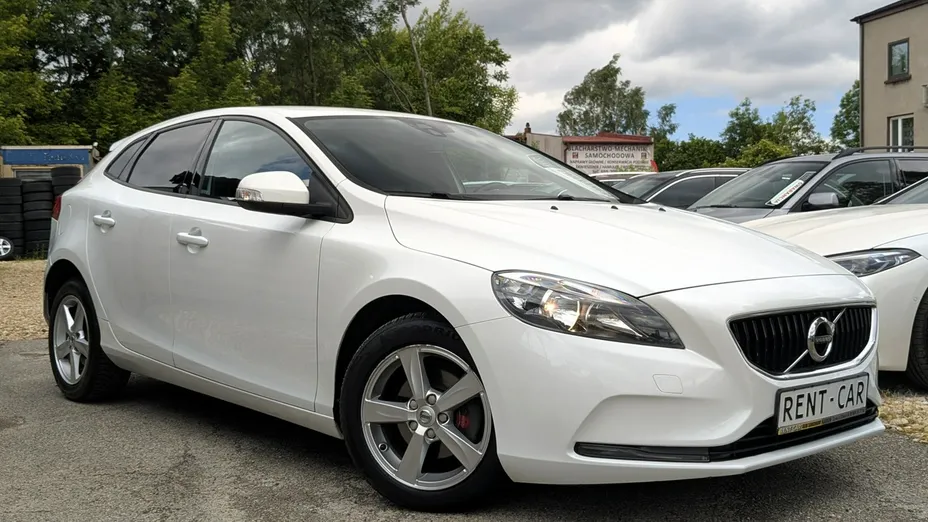 VOLVO V40 -