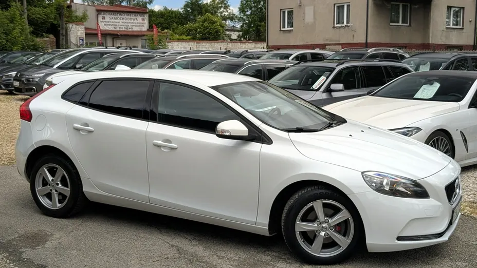 VOLVO V40 -