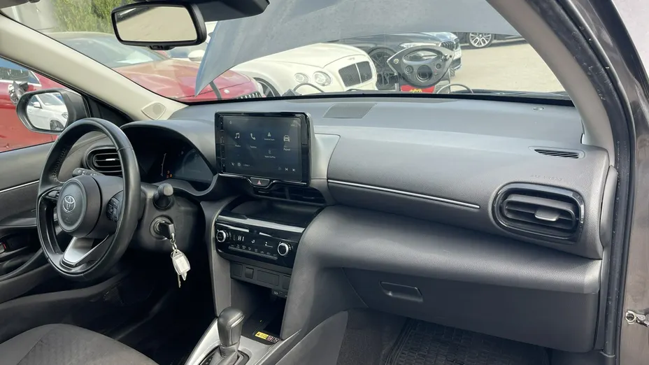 TOYOTA Yaris Cross -