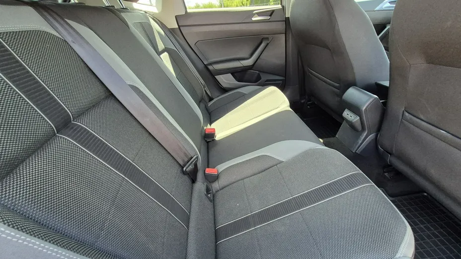 VOLKSWAGEN Polo -