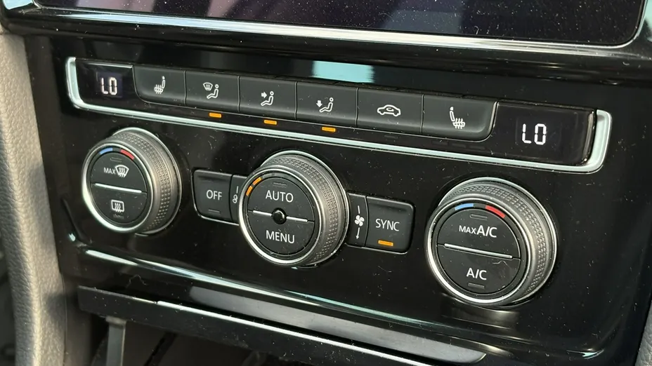 VOLKSWAGEN Golf -