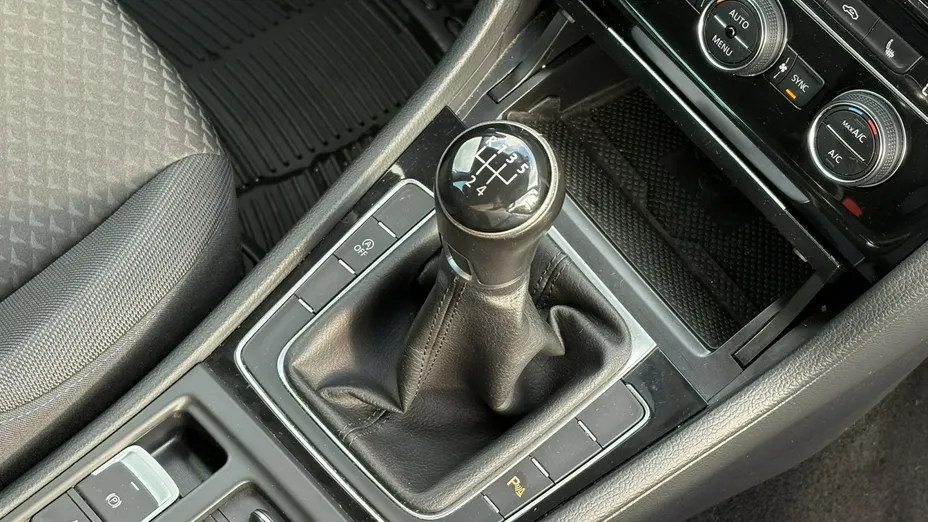 VOLKSWAGEN Golf -