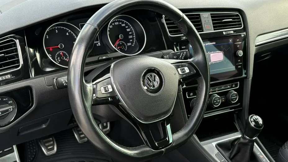 VOLKSWAGEN Golf -