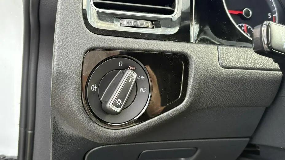 VOLKSWAGEN Golf -