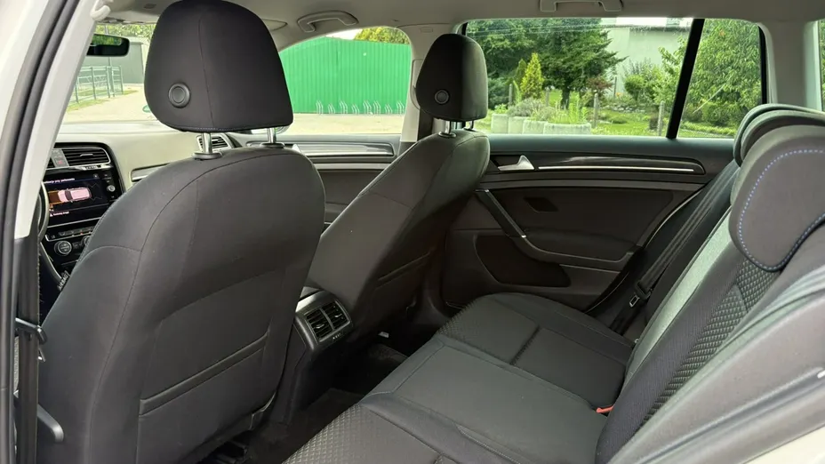 VOLKSWAGEN Golf -