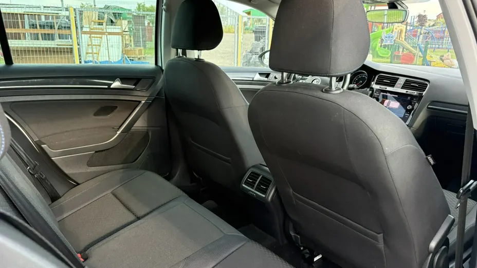 VOLKSWAGEN Golf -
