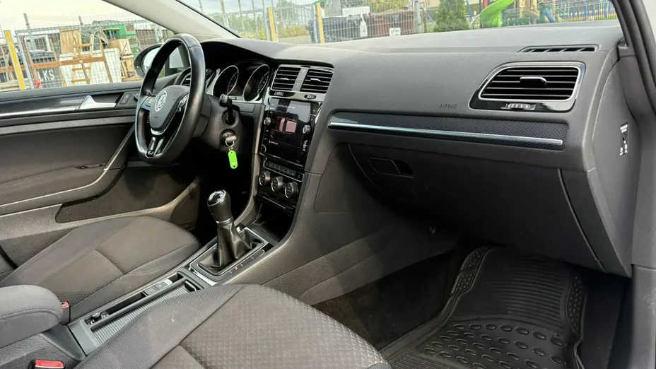 VOLKSWAGEN Golf -