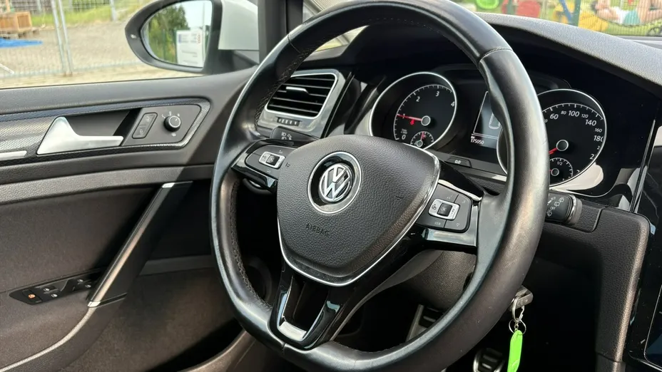 VOLKSWAGEN Golf -