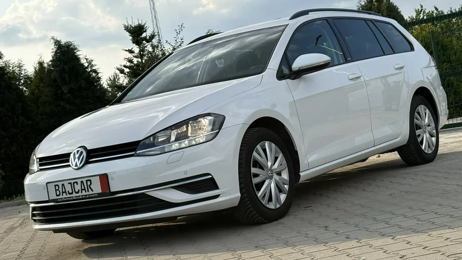 VOLKSWAGEN Golf -