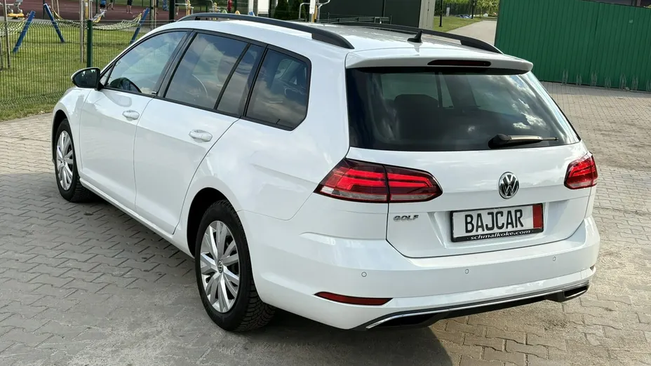 VOLKSWAGEN Golf -