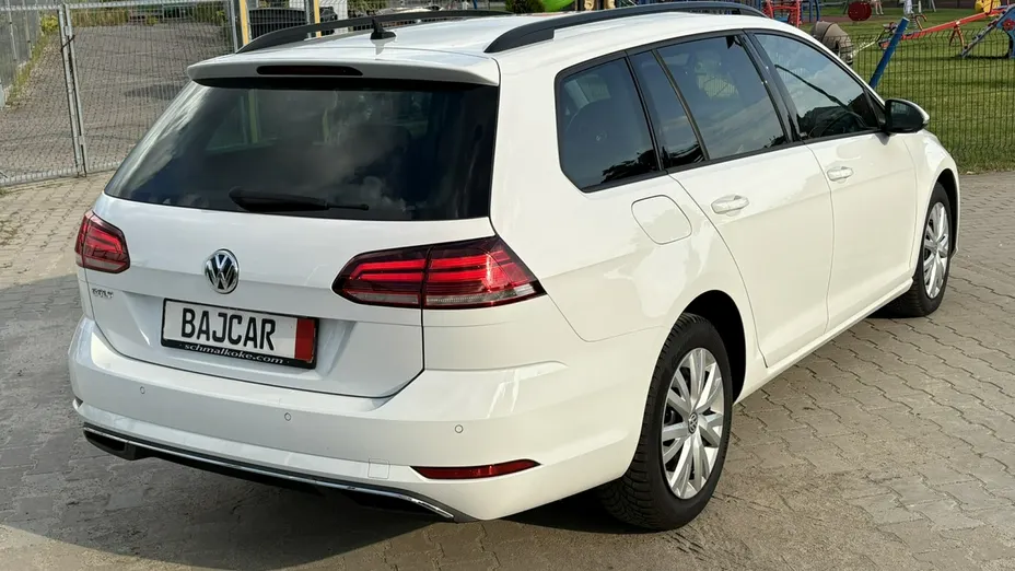 VOLKSWAGEN Golf -