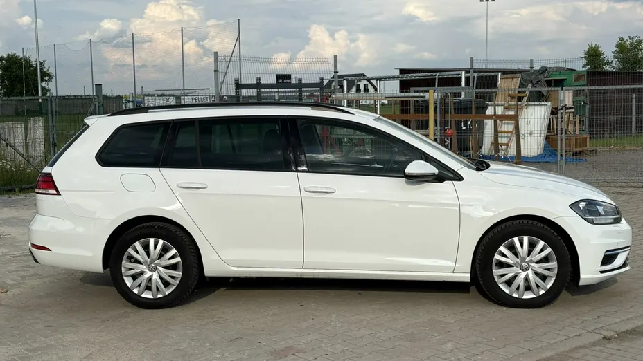 VOLKSWAGEN Golf -