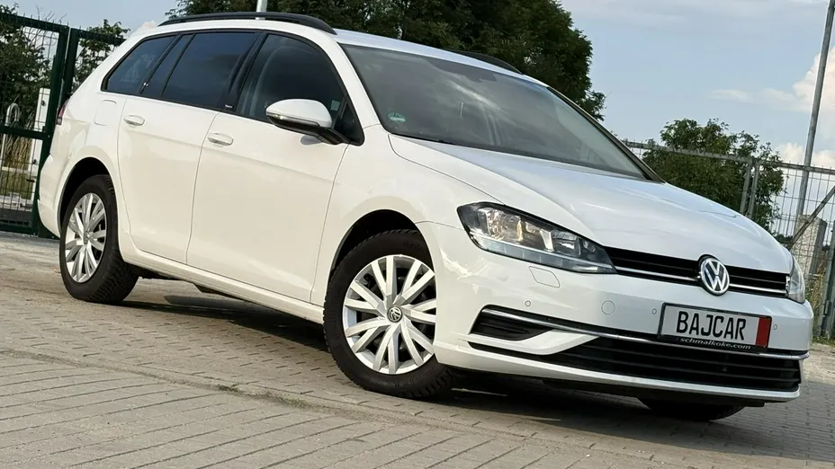 VOLKSWAGEN Golf -