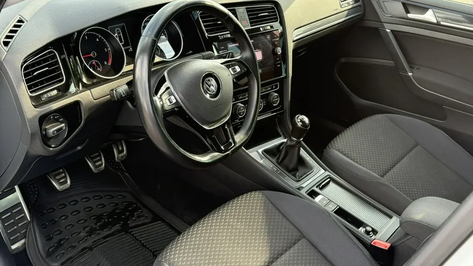 VOLKSWAGEN Golf -