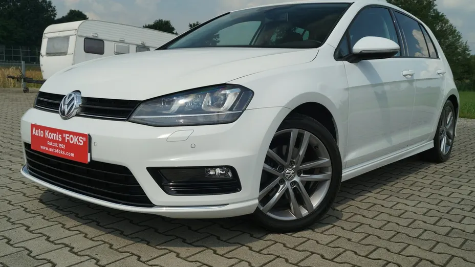 VOLKSWAGEN Golf -