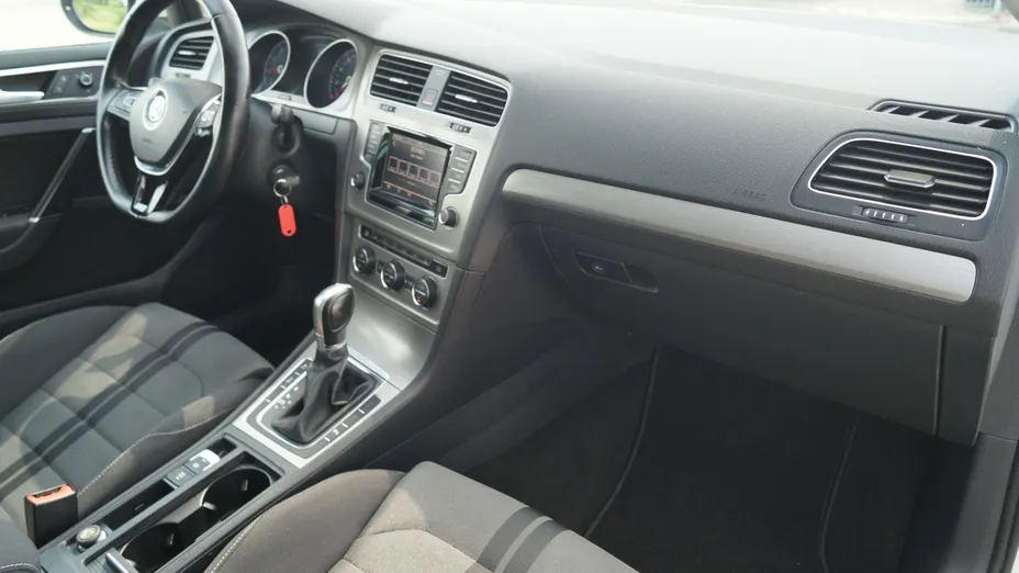 VOLKSWAGEN Golf -