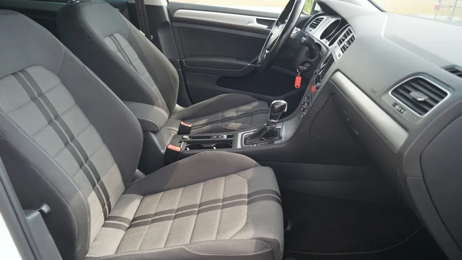 VOLKSWAGEN Golf -