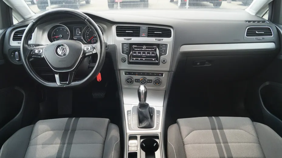VOLKSWAGEN Golf -