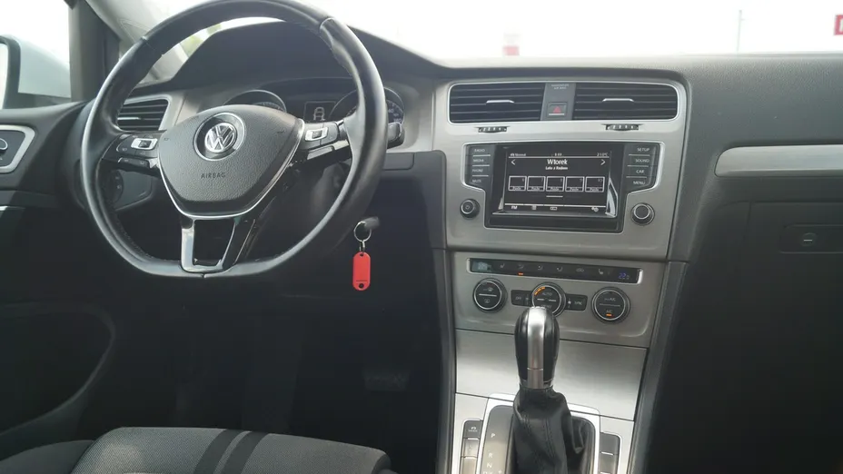 VOLKSWAGEN Golf -