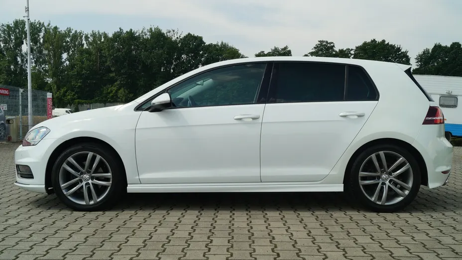 VOLKSWAGEN Golf -