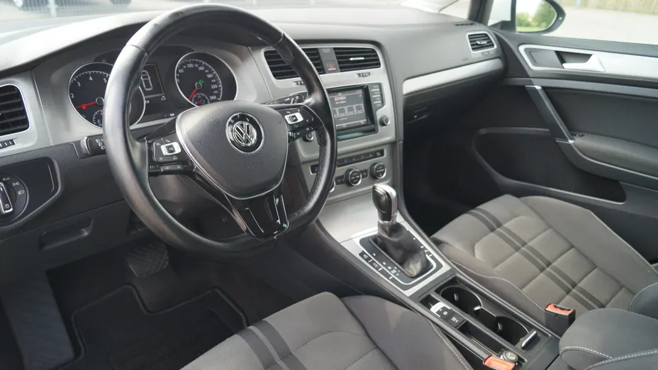 VOLKSWAGEN Golf -