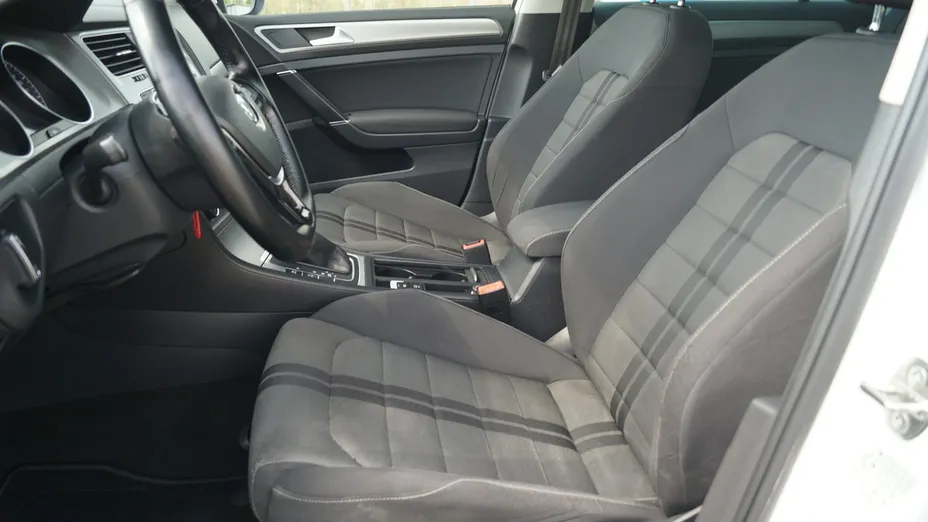 VOLKSWAGEN Golf -