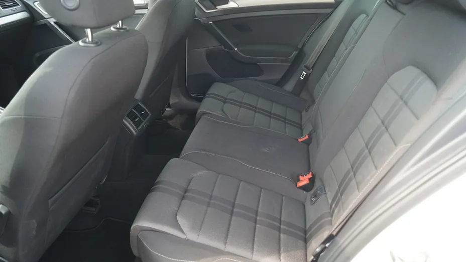 VOLKSWAGEN Golf -