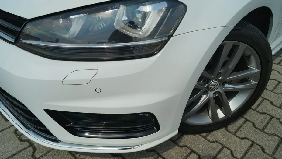 VOLKSWAGEN Golf -