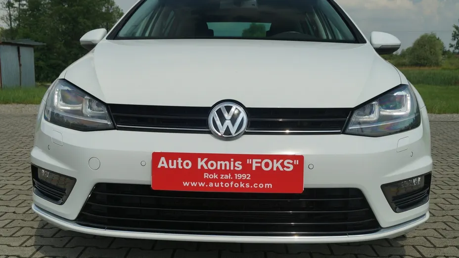 VOLKSWAGEN Golf -