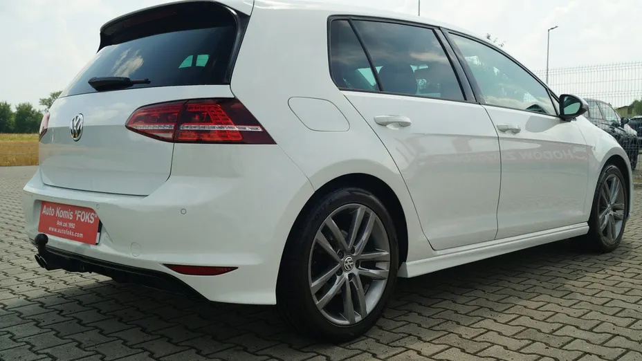 VOLKSWAGEN Golf -