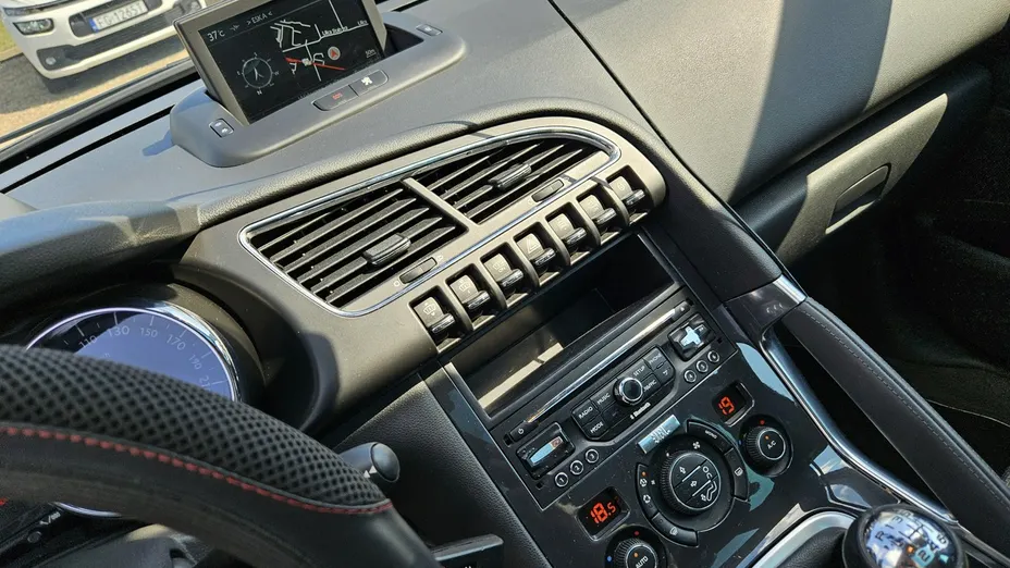 PEUGEOT 3008 -