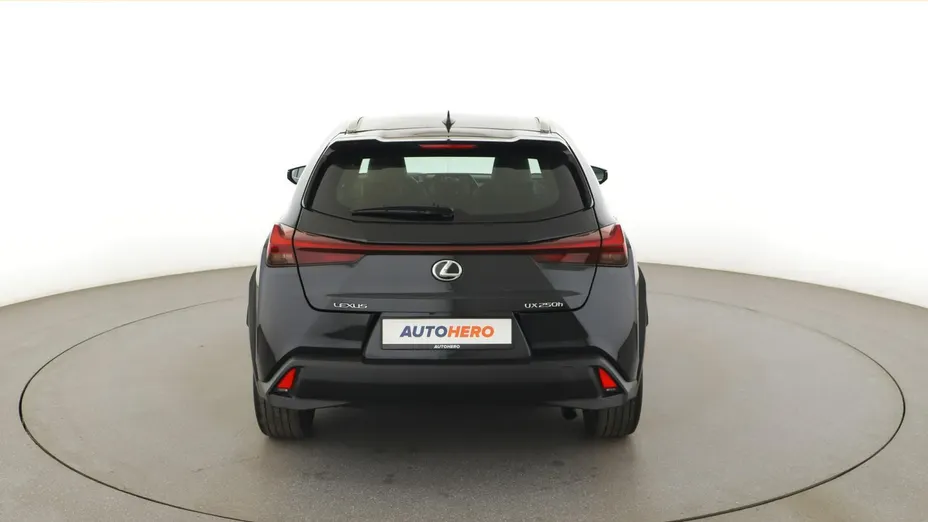 LEXUS UX -