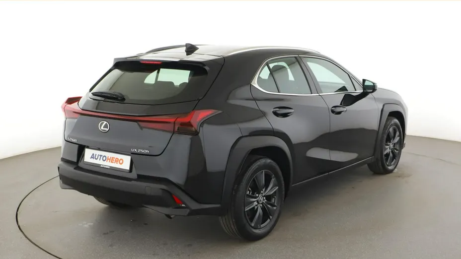 LEXUS UX -