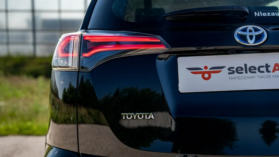TOYOTA RAV4 -