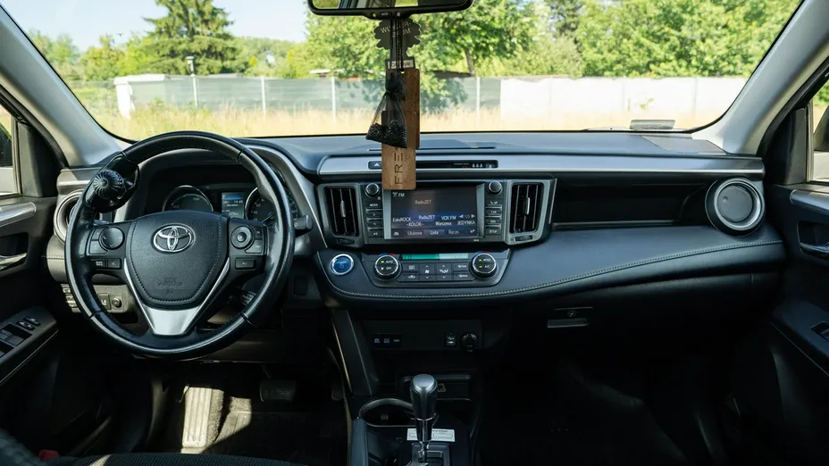 TOYOTA RAV4 -