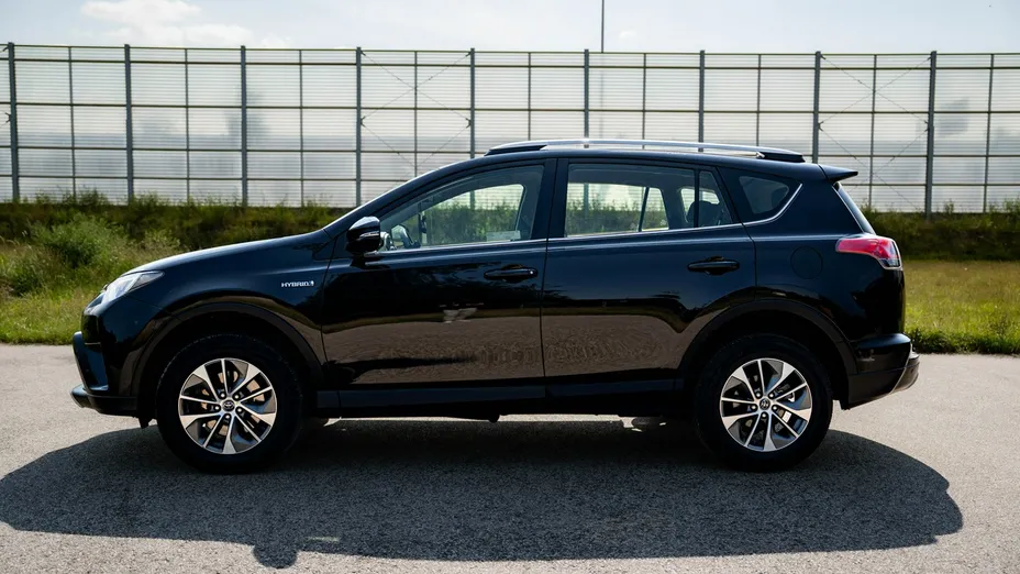 TOYOTA RAV4 -