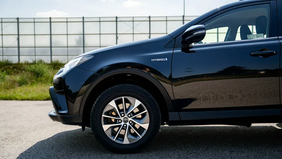 TOYOTA RAV4 -
