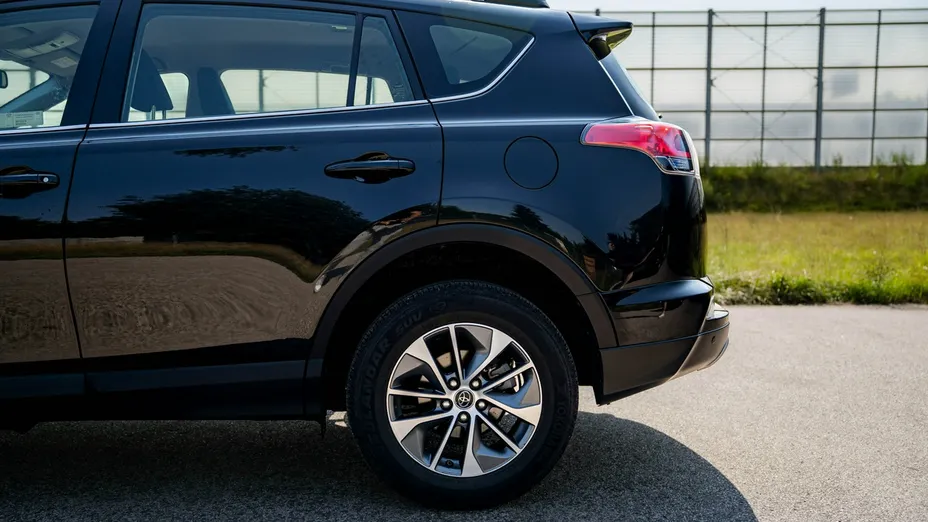 TOYOTA RAV4 -
