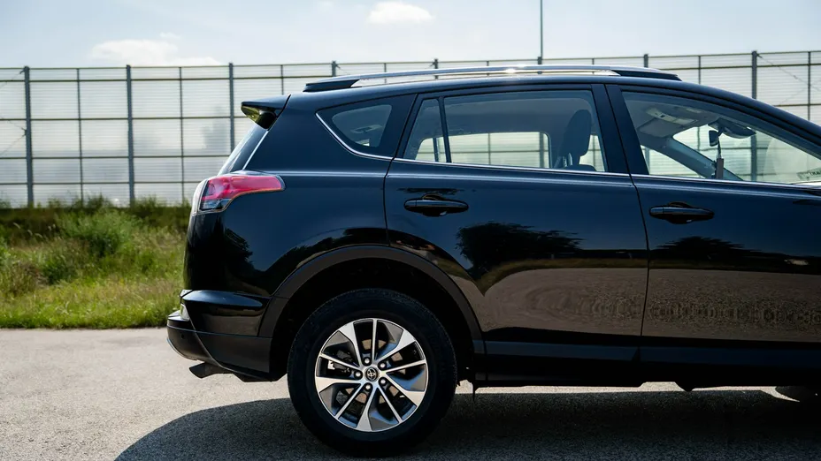 TOYOTA RAV4 -