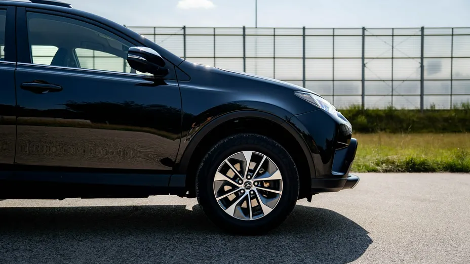 TOYOTA RAV4 -
