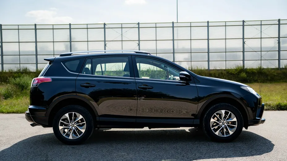 TOYOTA RAV4 -