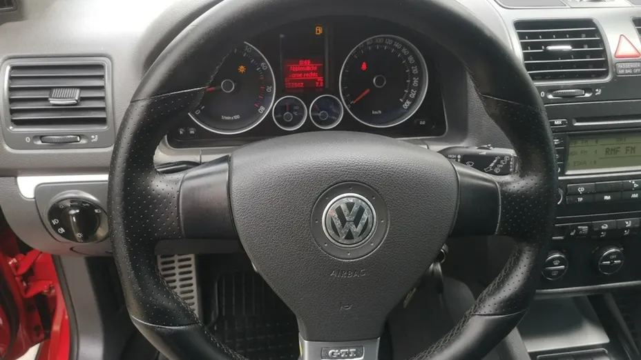 VOLKSWAGEN Golf -