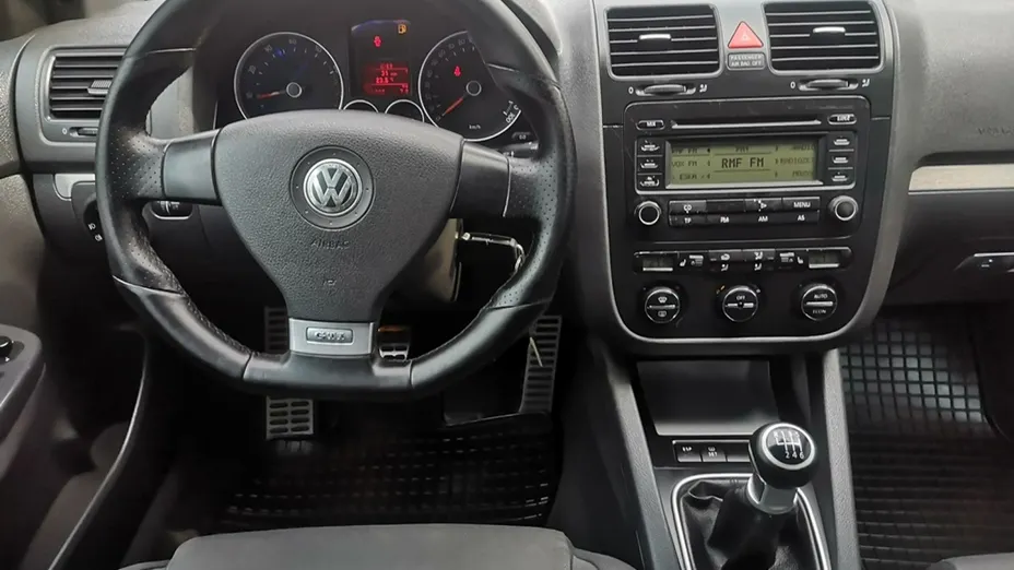VOLKSWAGEN Golf -