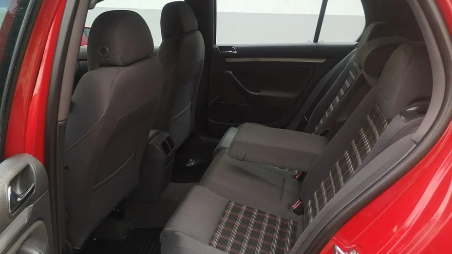 VOLKSWAGEN Golf -