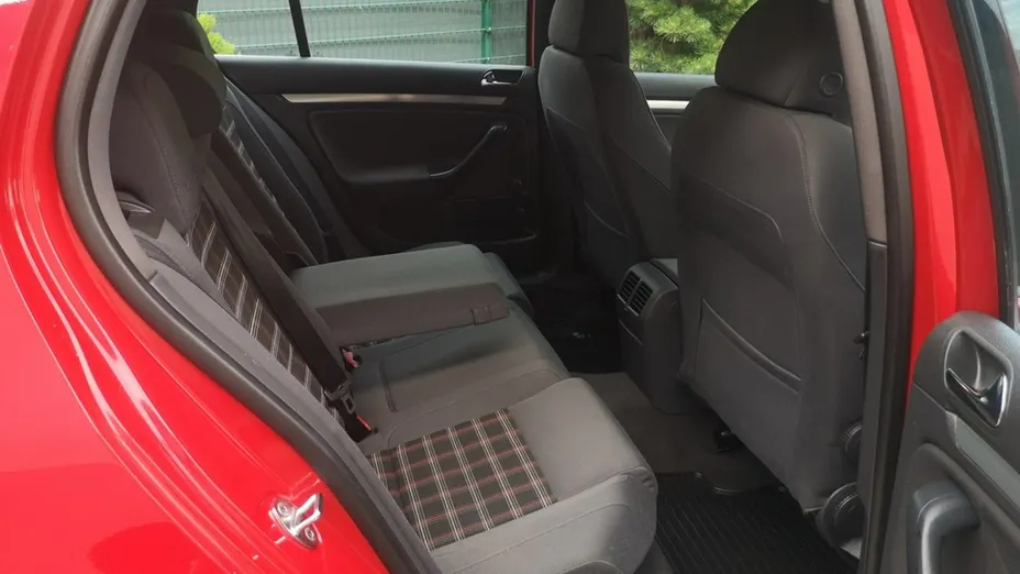 VOLKSWAGEN Golf -