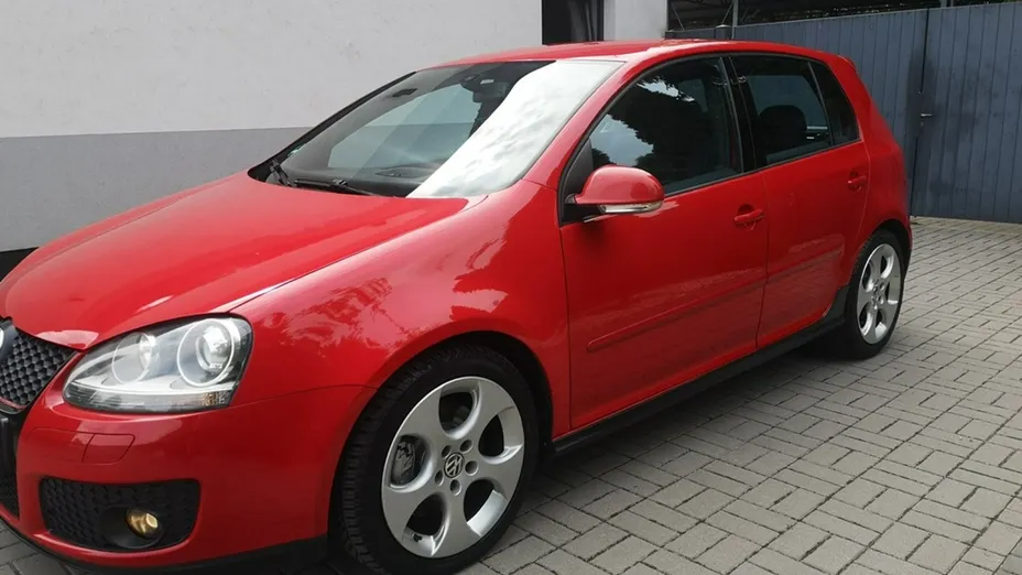 VOLKSWAGEN Golf -