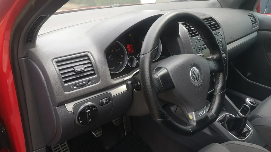 VOLKSWAGEN Golf -