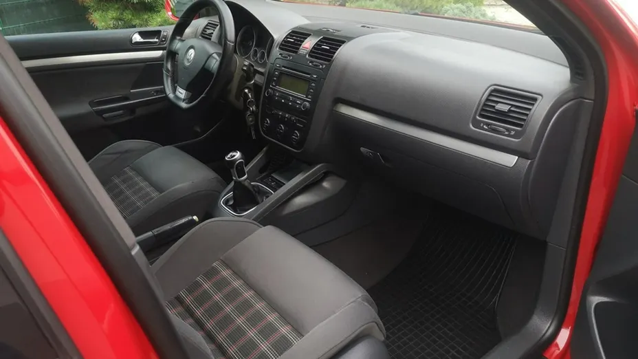 VOLKSWAGEN Golf -