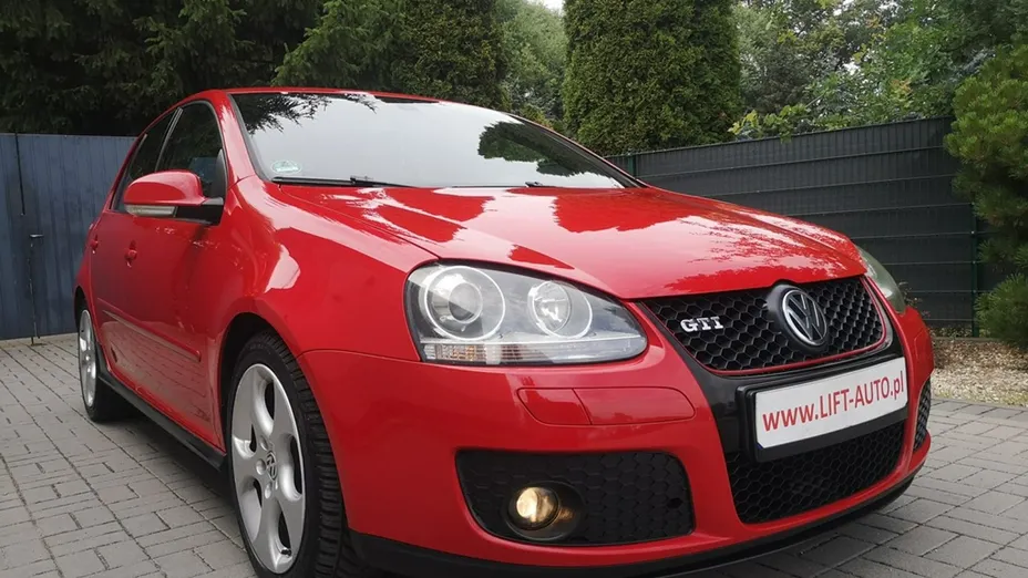 VOLKSWAGEN Golf -
