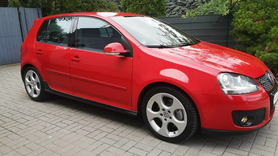 VOLKSWAGEN Golf -